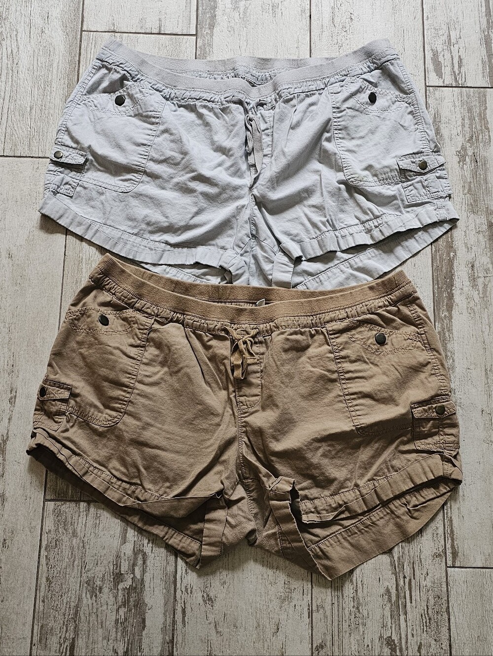 Old Navy Women’s Cargo Drawstring Shorts in Light Gray and Tan 22